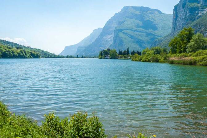 Blick vom Nordufer des Lago Toblino Richtung Süden