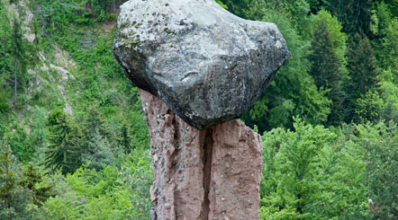 Deckstein auf einer Erdpyramide am Ritten