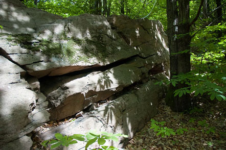 Porphyrblöcke am Wegesrand des Wandersteiges Kohlern-Bozen