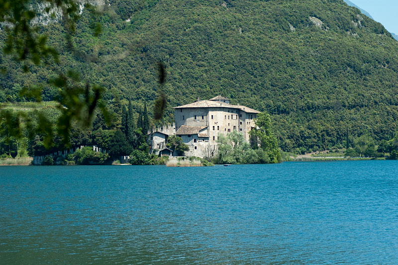 Schloss Toblino auf einer Landzunge im Toblino See