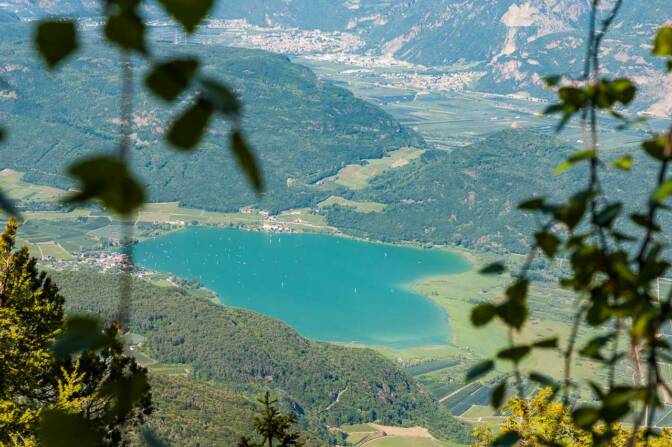 Blick auf den Kalterer See, beim Abstieg vom Grenzleger