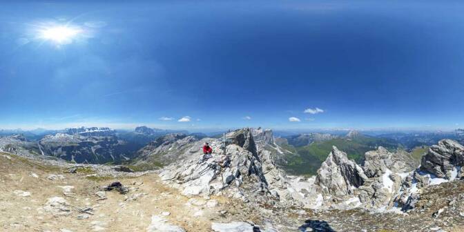 360° Kugelpanorama fotografiert auf der Puez Spitze. Blick auf die Südtiroler, Belluneser und Trientner Dolomiten.