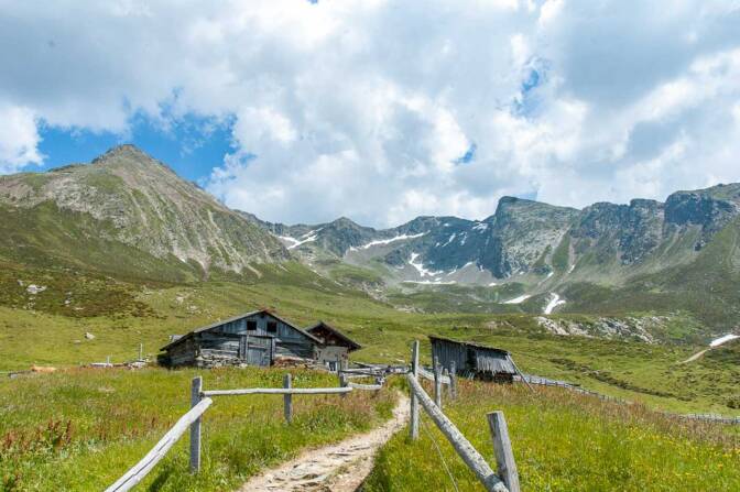 Tallner Alm und Hirzer im Hintergrund