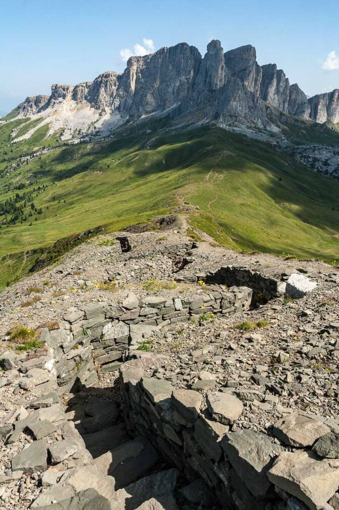Aufstieg zum Monte Sief durch ehemalige Schützengräben. Im Hintergrund der Settsass