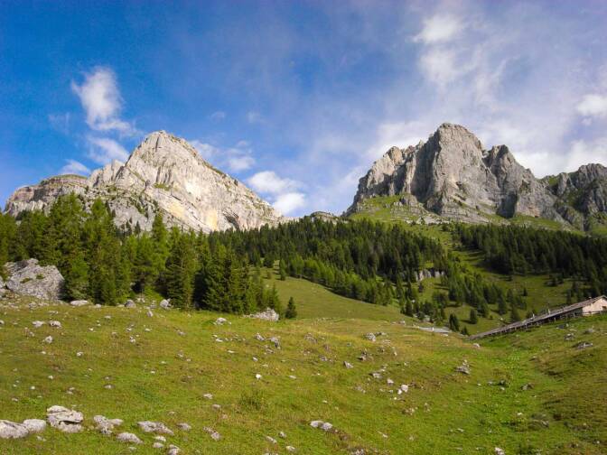 Blick hinauf über die Malga Tuena zur Cima Uomo und Cima Omet