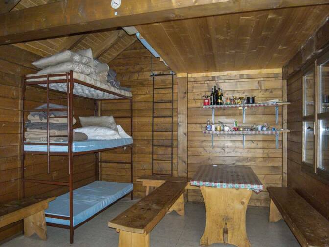 Im Inneren des Biwak C. Costanzi