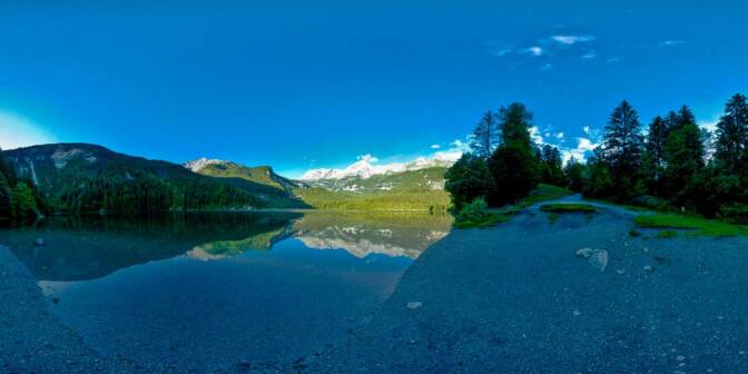 Am Lago di Tovel auch lago rosso genannt (Deutsch: Tovelsee bzw. Roter See)
