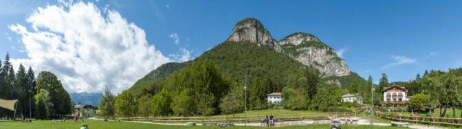 Das kleine Plateau und der Weiler Monte di Mezzocorona liegen auf etwa 891 Metern über dem Meeresspiegel. Es wird auch als „natürlicher Balkon“ bezeichnet und bietet einen Panoramablick auf die Piana Rotaliana.