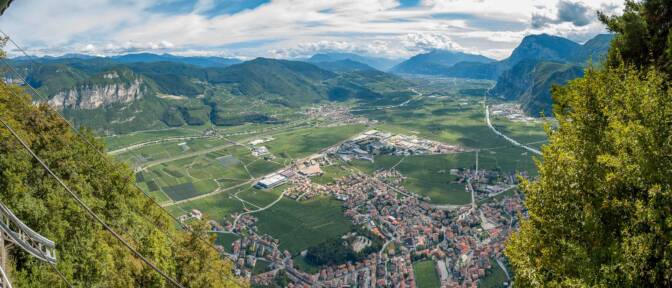 Blick von der Bergstation der Seilbahn Monte di Mezzocorona auf die Pian Rotaliana
