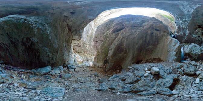 In der Klamm der Burrone-Schlucht, welche aufwärts nur über Eisenbügel verlassen kann.