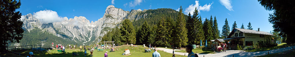 Beliebter Rastplatz, im Hintergrund die Brenta Dolomiten