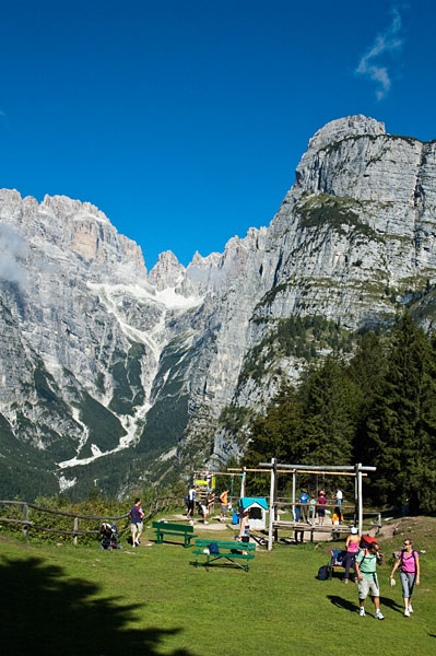 Kinderspielplatz, im Hintergrund die Brenta Dolomiten