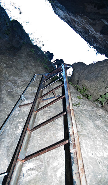 Die senkrechte Eisenleiter beim Einstieg (Variante) in den Burrone Klettersteig bei Mezzocorona.