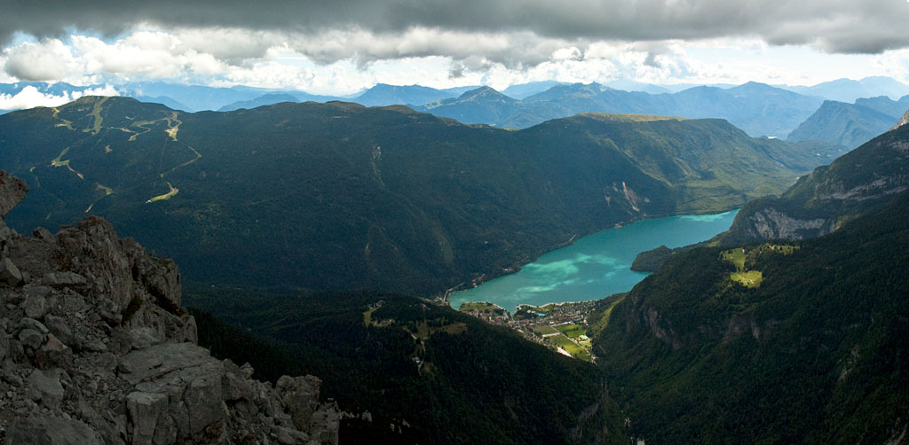 Der Molveno See in den Brenta Dolomiten