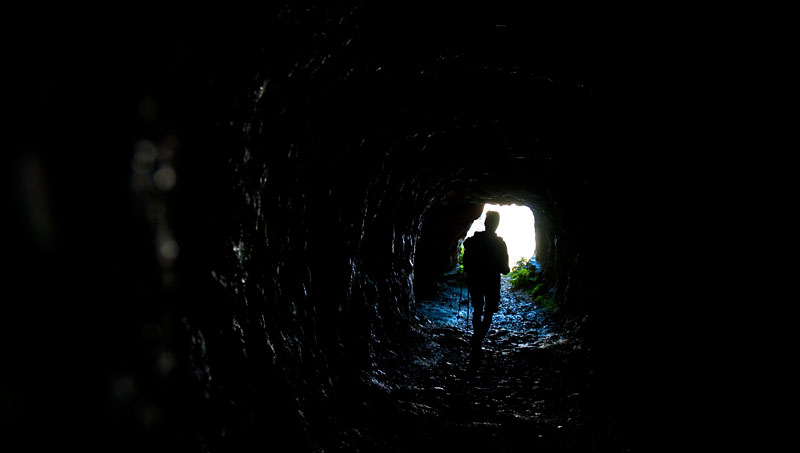 Nachtschwarze Tunnel der Strada delle 52 Gallerie