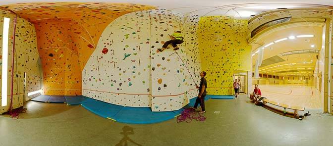 360 Grad in der Kletterhalle Tramin. Wir schauen den beiden Kletterkurs Leitern Andreas Kofler und Andreas Psenner zu.