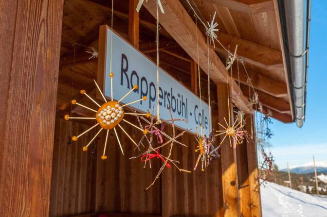 Weihnachtsdekoration bei der Station Rappersbühl der Rittner Bahn