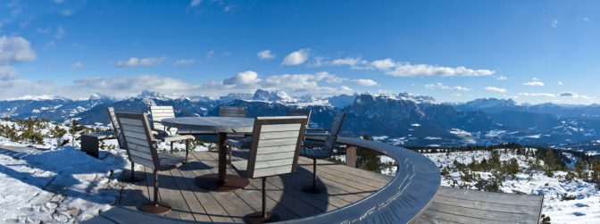 Auf dem Rittner Panoramaweg beim runden Tisch. Ausblick auf die Dolomiten.