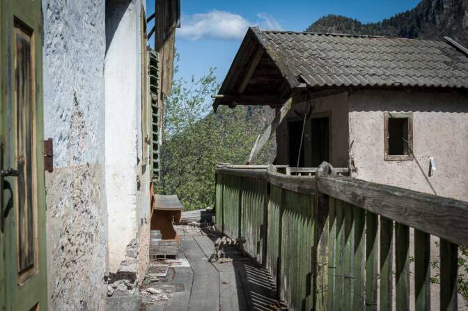 Das Gasthaus bei Halbweg schaut irgendwie verlassen aus.