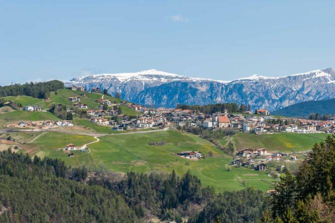 Deutschnofen mit dem Schlern im Hintergrund
