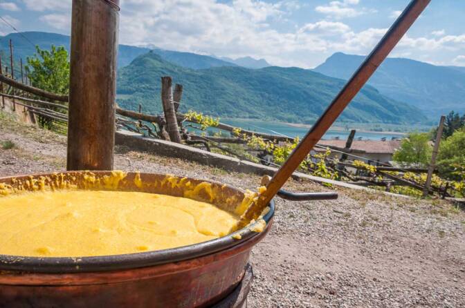 Polenta beim Weinwandertag in Kaltern vor dem Keller von Dominikus