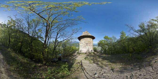 Die Kapelle Peterköfele über Leifers von hinten.