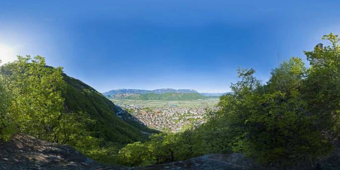 Aussicht auf das Südtiroler Unterland mit Leifers und den Mitterberg. Im Hintergrund mit den weißen Berggipfeln die Texelgruppe.