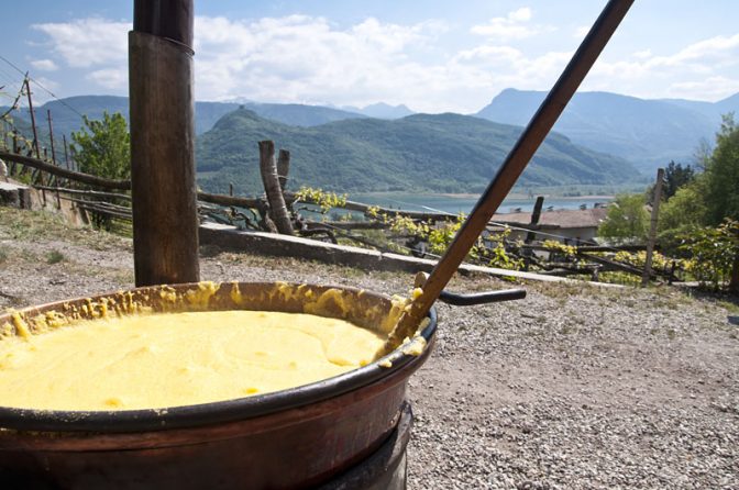 Polenta beim Weinwandertag in Kaltern vor dem Keller von Domenikus