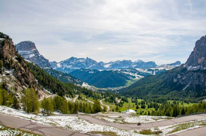Übers Grödner Joch ins Gadertal. Im Blick der Sassongher und die Fanesgruppe.