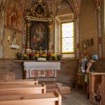 Abtei, Abteital, Altar, Badia, Gadertal, Gotteshaus, Heiligtum, Kirche, Kirchenraum, St. Barbara Kirche, Val Badia, Wengen, chiesa, church, luogo sacrale, religiöse Stätte, sacrario, sainthood, sanctuary, sanctum, santuario