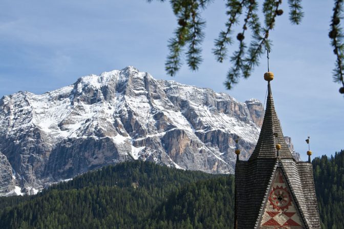 Wandern im Gadertal (Val Badia): bei der St. Barbara Kirche in Wengen (La Val)