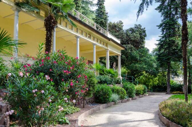 Die Wandelhalle an der Guntschnapromenade im Bozner Stadtteil Gries