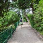 Die Guntschnapromenade schlängelt sich in Serpentinen durch einen gepflegten Botanischen Garten im Bozner Stadtteil Gries bergwärts, Alto Adige, Bolzano, Bozen, Guntschnapromenade, Landeshauptstadt Südtirol, Promenade, South Tyrol, Spaziergänger, Spazierweg, Sudtirol, Sudtirolo, Suedtirol, Südtirol, Weg, cammino, passeggiare, spazieren, spazieren gehen, way