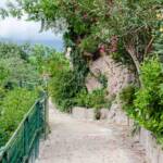 Die Guntschnapromenade schlängelt sich in Serpentinen durch einen gepflegten Botanischen Garten im Bozner Stadtteil Gries bergwärts, Guntschnapromenade, Promenade, Serpentinenweg, Spazierweg, Weg, cammino, way