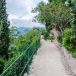 Die Guntschnapromenade schlängelt sich in Serpentinen durch einen gepflegten Botanischen Garten im Bozner Stadtteil Gries bergwärts, Guntschnapromenade, Promenade, Spazierweg, Weg, cammino, passeggiare, spazieren, spazieren gehen, way