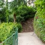 Die Guntschnapromenade schlängelt sich in Serpentinen durch einen gepflegten Botanischen Garten im Bozner Stadtteil Gries bergwärts, Guntschnapromenade, Promenade, Spazierweg, Wanderweg, Weg, cammino, passeggiare, sentiero, spazieren, spazieren gehen, way