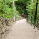 Die Guntschnapromenade schlängelt sich in Serpentinen durch einen gepflegten Botanischen Garten im Bozner Stadtteil Gries bergwärts, Guntschnapromenade, Promenade, Spazierweg, Wanderweg, Weg, cammino, passeggiare, sentiero, spazieren, spazieren gehen, way