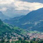 Bozen; Südtirols Landeshauptstadt liegt geschützt in einem Talkessel, im Hintergrund ist der wolkenverhangene Rosengarten zu sehen, Berg, Berge, Bolzano, Bozen, Catinaccio, Landeshauptstadt Südtirol, Rosengarten, Rosengartengruppe