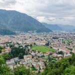 Blick über die Stadt Bozen in Richtung Südtiorols Süden und (geradezu) auf den Berg Kohlern, Alto Adige, Bolzano, Bozen, Landeshauptstadt Südtirol, South Tyrol, Stadt, Sudtirol, Sudtirolo, Suedtirol, Südtirol, Vogelperspektive