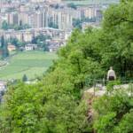 Die Guntschnapromenade schlängelt sich in Serpentinen durch einen gepflegten Botanischen Garten im Bozner Stadtteil Gries bergwärts, Guntschnapromenade, Promenade, Spazierweg, Stadt, Weg, cammino, passeggiare, spazieren, spazieren gehen, way