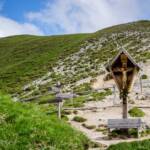 Kreuzjoch, Abtei, Abteital, Badia, Bank, Europa Höhenweg 2, Flurkreuz, Gadertal, Hinweisschild, Holzbank, Joch, Kreuzjoch, Schild, St. Martin in Thurn, Val Badia, Wanderschild, Wanderwegweiser, Wegkreuz, Wegweiser