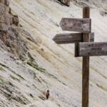 Wegweiser, Gardena, Goeden, Gröden, Grödental, Grödner Tal, Grödnertal, Hang, Hinweisschild, Schild, Val Gardena, Valgardena, Wanderschild, Wanderwegweiser, Wegweiser