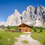 Gschnagenhardt Alm, Alm, Almhaus, Almhütte, Berg, Berge, Berghaus, Geisler, Geisler Gruppe, Geislergruppe, Geislerspitzen, Gschnagenhardt Alm, Hinweisschild, Matte, Odle, Odles, Schild, Schutzhaus, Schutzhütte, Wanderschild, Wanderwegweiser, Wegweiser, Weide, alpine hut, baita, chalet, mountain hut, refuge, rifugio