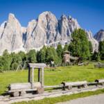 Spielplatz vor der Geislergruppe, Funes, Geisler, Geisler Gruppe, Geislergruppe, Geislerspitzen, Kinderspielplatz, Odle, Odles, Spielgeräte, Spielplatz, Villnöß, spielen