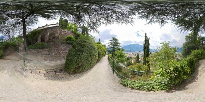 Auf der Guntschnapromenade unterhalb des EX-Hotels Germania