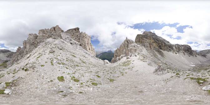 Zwischen den Geislerspitzen und der Puezgruppe auf der Roa-ScharteZwischen den Geislerspitzen und der Puezgruppe auf der Roa-Scharte
