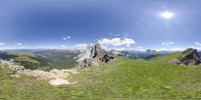 Am südlichen Ende der Geislergruppe auf der Seceda zwischen Gröden und Villnößer Tal.