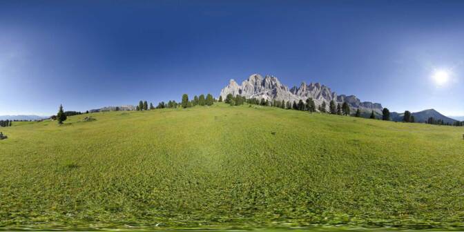 Die Gschnagenhardt Alm am östlichen Fuße der Geislerspitzen in der goldgelben Abendsonne.