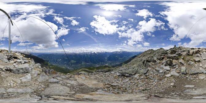 Vom Gipfel Vermoi hoch über Latsch hat man einen herrlichen Ausblick auf den Vinschgau, die Ortlergruppe und die Ötztaler Alpen.