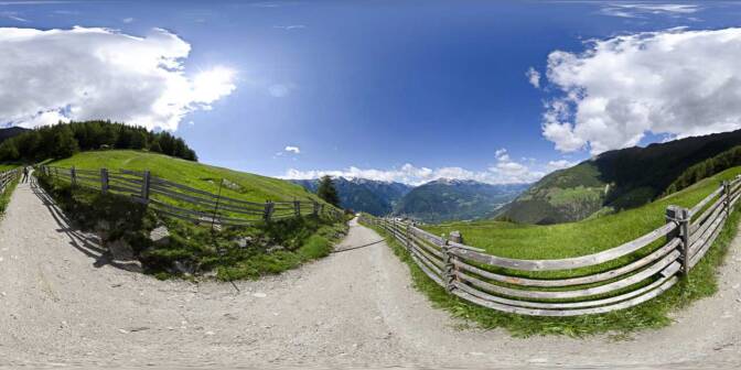 Wenige Höhenmeter über St. Martin im Kofel: Blick auf die Ortlergruppe und das Martelltal.